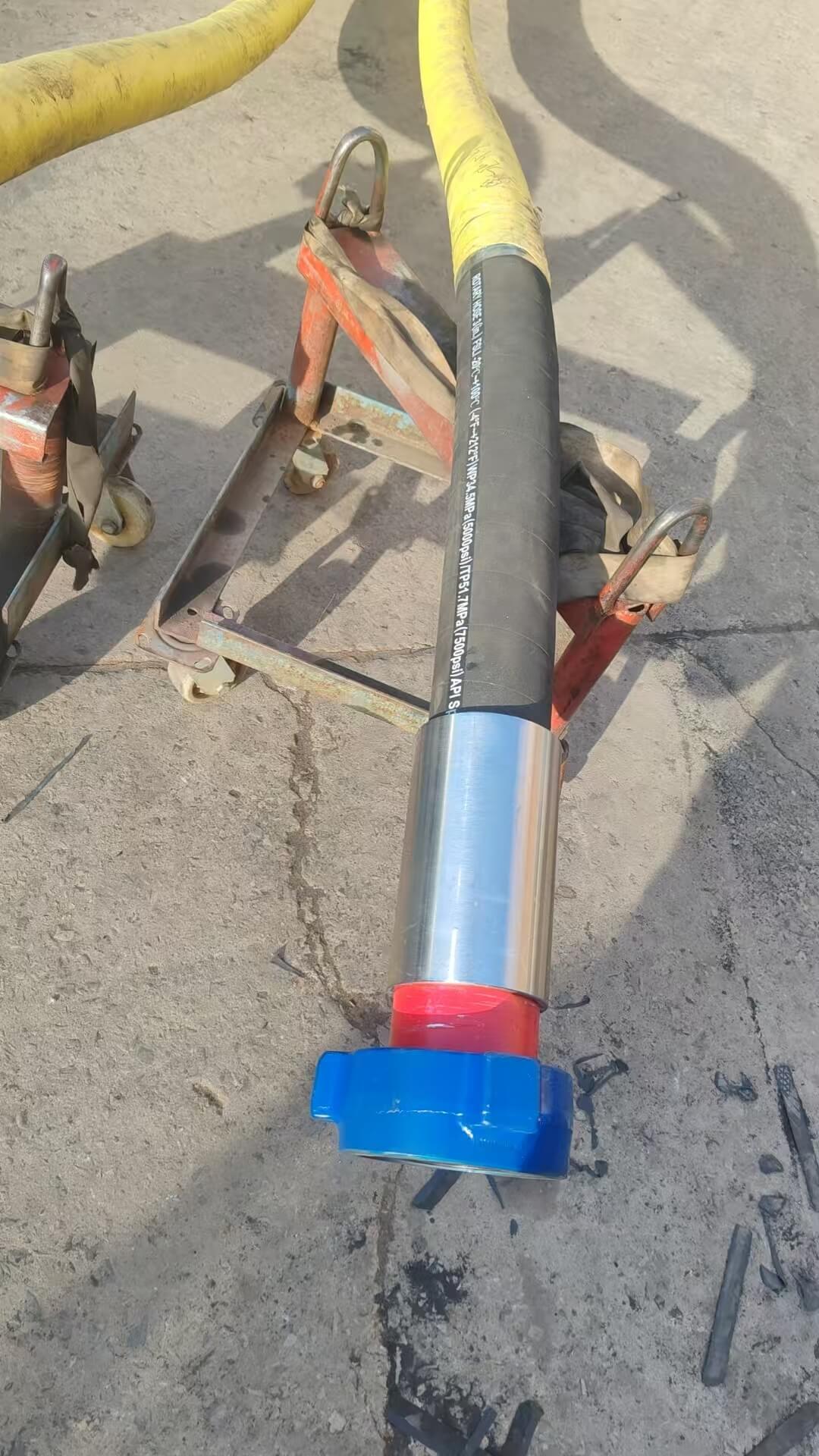 High-pressure hydraulic hose assemblies for mud transport systems